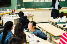 企業講師が出前授業を実施